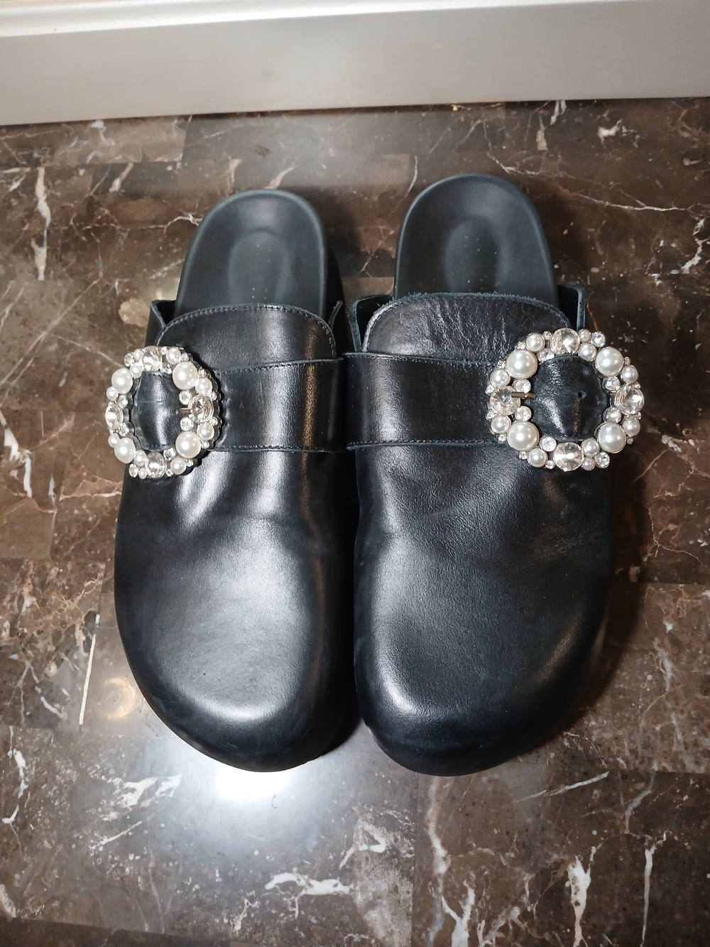 ALOHAS Black Leather Pearl-Embellished Slide Clogs
